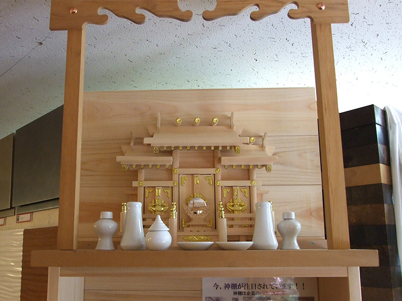 神棚と仏壇を同じ部屋に設置しても良いのか 設置する際の注意点も合わせて徹底解説 神棚の教科書